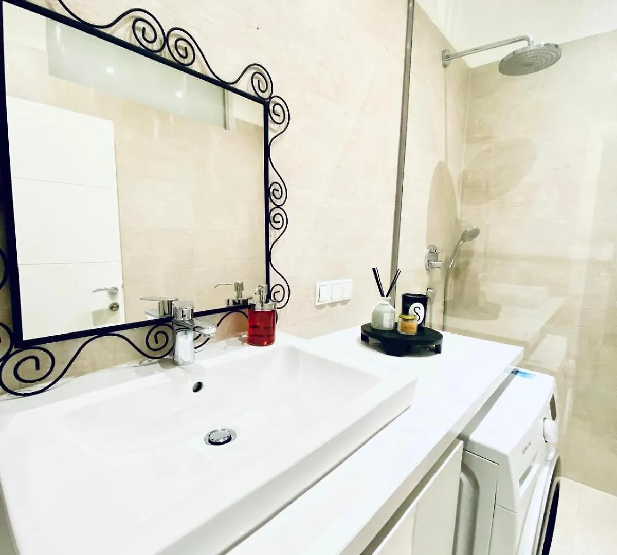 Elegant 2Br Apartment With Balcony Near Millennium City Vienna 0*,  Austria