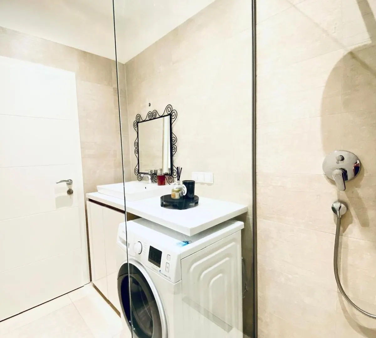 Elegant 2Br Apartment With Balcony Near Millennium City Vienna Austria